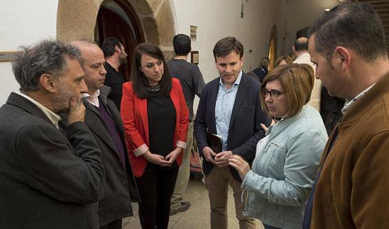 De izquierda a derecha: Aurelio García (REDEX), Santos Jorna (Coordinador regional de Acción Local de la Junta de Extremadura), Rocío Barquero (responsable de la Oficina Europa de la Diputación de Cáceres), Fernando Grande Cano (vicepresidente primero y diputado de Desarrollo y Turismo Sostenible), Rosario Cordero (presidenta de la Diputación de Cáceres) y Raúl Barrado (alcalde de Malpartida de Plasencia)
