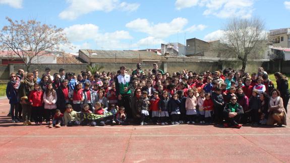 Alumnos y profesores del colegio Ntra. Sra. de los Dolores junto a los jugadores del Cáceres Basket 
