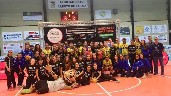 Foto de familia de algunos de los equipos participantes en el Torneo Internacional Extremadura 