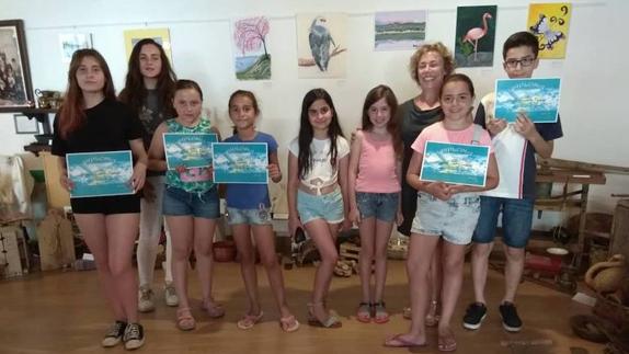 Sonia Rubio y sus alumnos con el diploma de fin de curso 