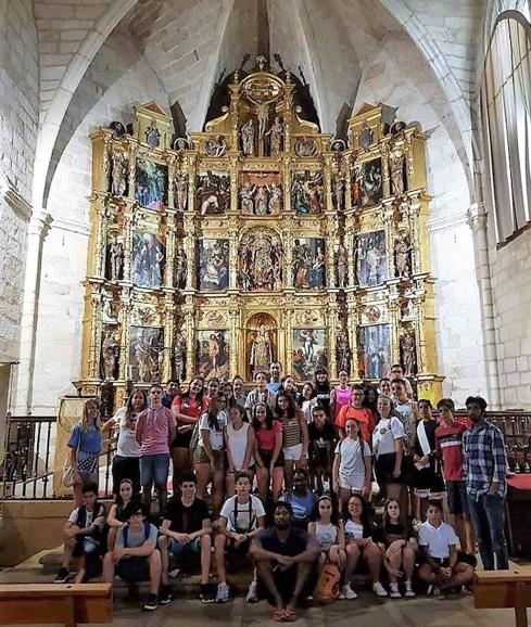 El primer campamento de inmersión lingüística en Arroyo de la Luz finaliza con unos 40 niños