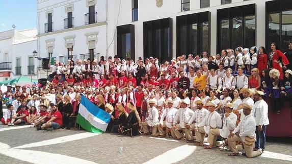 Foto de familia con todos los grupos y la organización tras las actuaciones 
