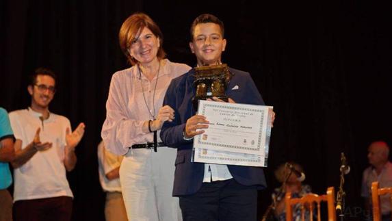 Daniel Antonio, ganador del concurso, junto a Isabel Molano, alcaldesa de Arroyo