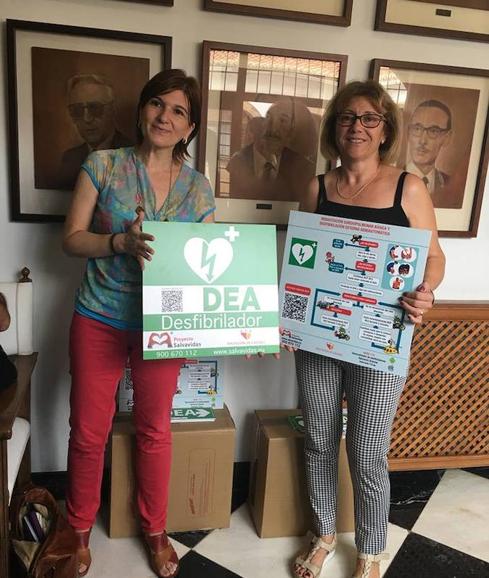 María Isabel Molano, alcaldesa de Arroyo de la Luz, recogiendo el desfibrilador 