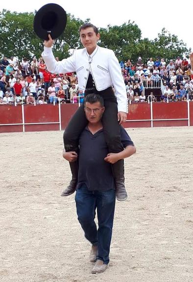 Fernando Tato saliendo a hombros de la plaza 