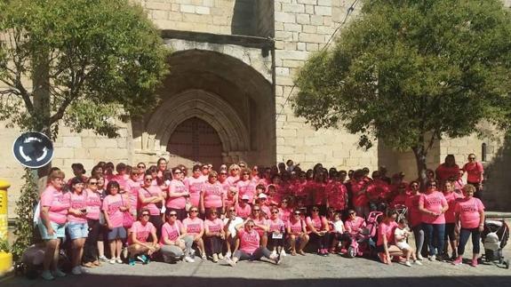 Alrededor de 200 personas participaron en la Marcha Rosa de Arroyo de la Luz 