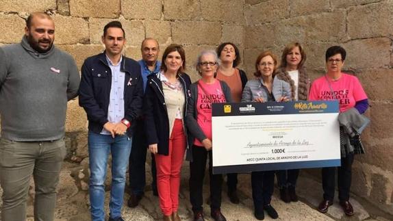 Donación de los 1.000 euros a la AECC 