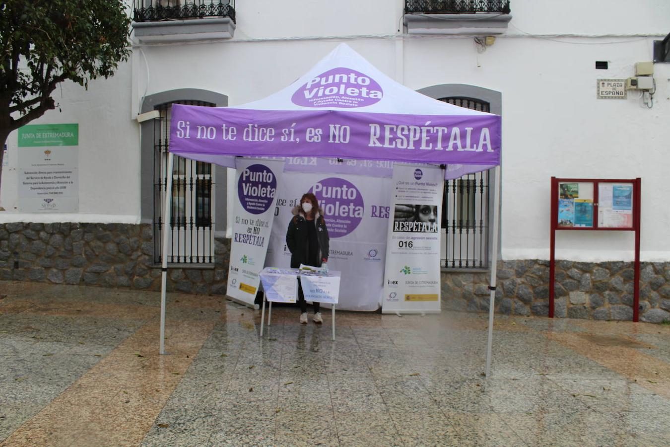 La lluvia dejó un poco desamparado el Punto Violeta ubicado en la Plaza de España desde las 10.00 hasta las 12.00 horas