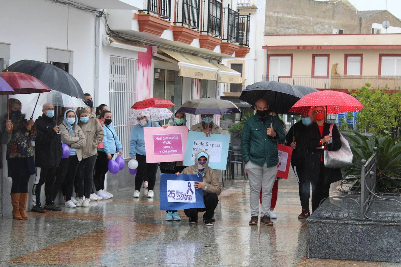 Los carteles portados por algunos de los asistentes más jóvenes resistían el agua de la lluvia