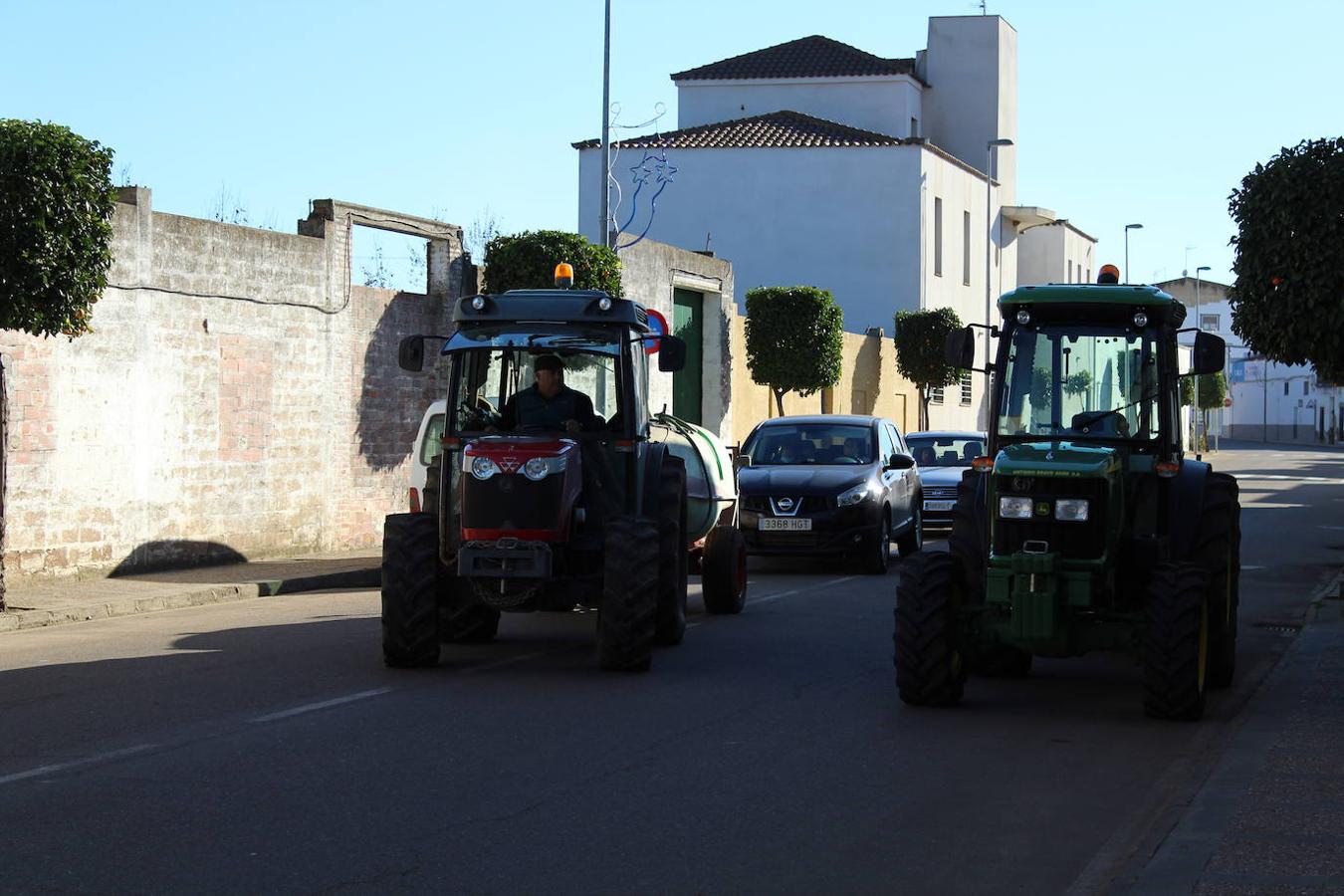 Los tractores que llegan se van aparcando al lado de los que ya están allí