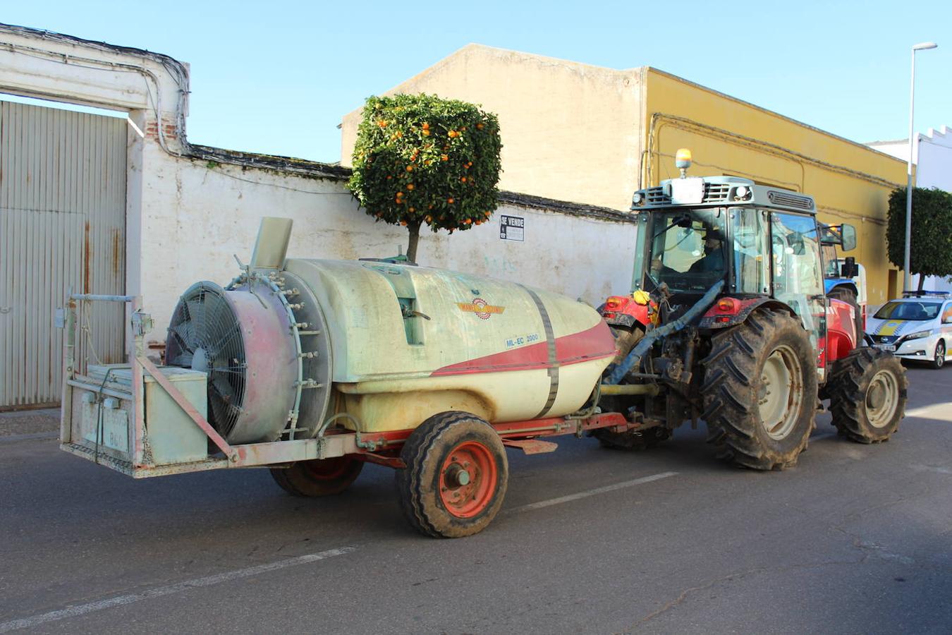Los agricultores aportan su vehículo y su atomizador, mientras que los productos se los facilita el Ayuntamiento