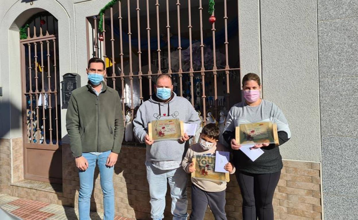 El concejal Antonio Almeda entrega algunos de los galardones