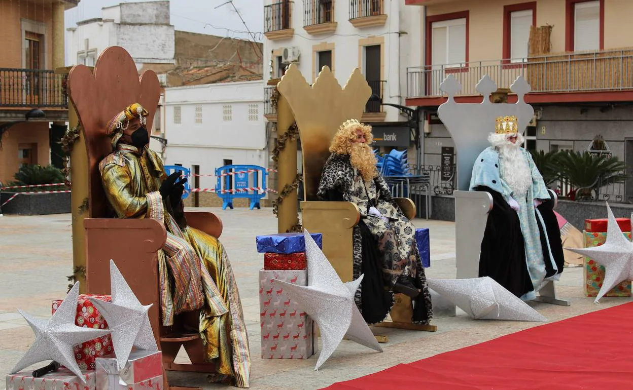 Melchor, Gaspar y Baltasar han pasado la tarde sentados en la Plaza de España