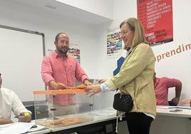 Magdalena Carmona, alcaldesa de Calamonte, ejerciendo su derecho al voto.