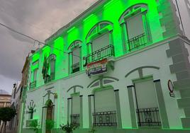 Fachada del Ayuntamiento iluminada de verde.