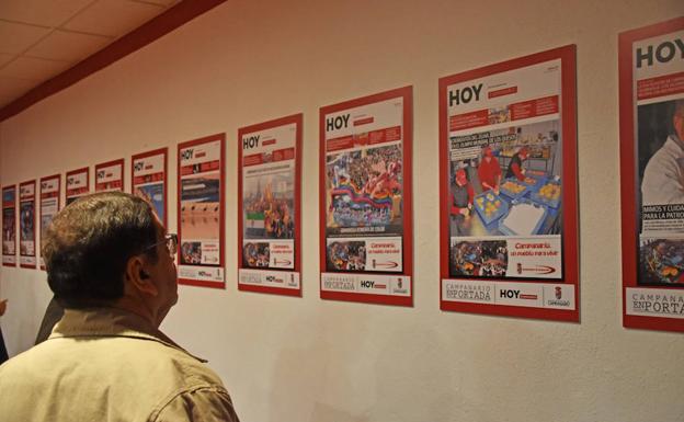 Un vecino admirando las portadas del HOY Campanario en la exposición que pasó por la localidad. 