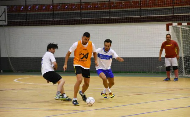 Partido de la liga de fútbol sala de verano. 