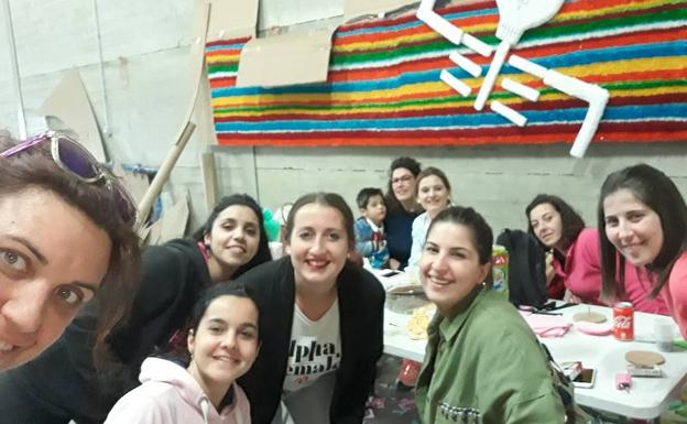 Integrantes y visitantes, ayer en la nave donde se elabora la carroza 'Cars'.