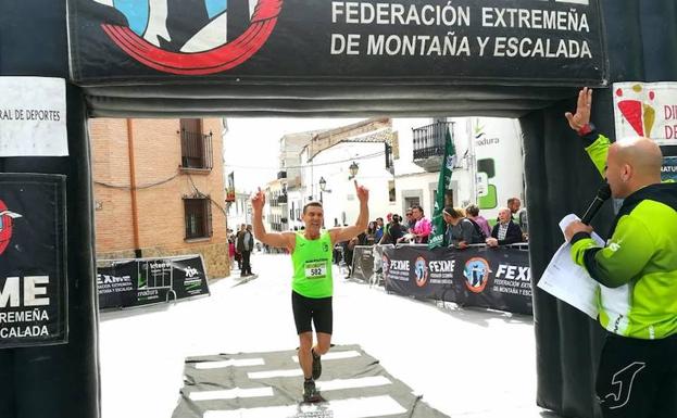 Tony Carmona llegando a meta el pasado domingo. 