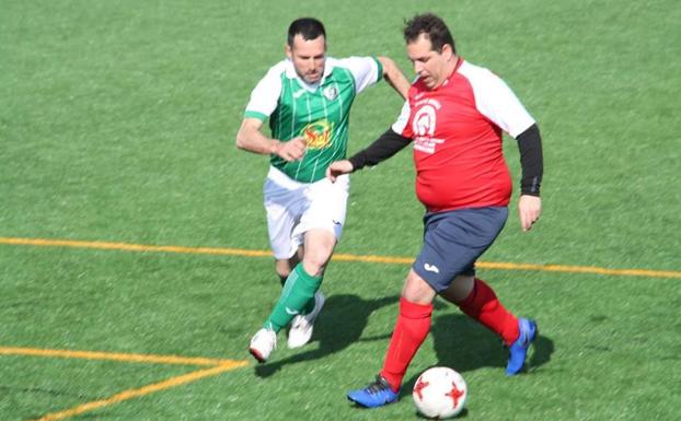 Acción del choque entre el Veteranos Valdivia y el Campanario Interserena. 
