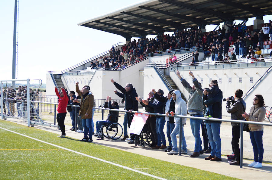 Aficionados del 'Campa' celebrando un gol de su equipo en El Ejido. 