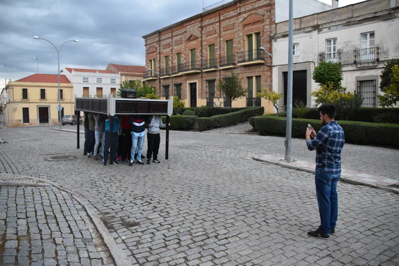 Este próximo Domingo de Ramos arrancan los desfiles procesionales de la Pasión campanariense. Durante estos días, se han podido ver a las distintas cuadrillas de costaleros de todos los pasos, ensayando para sus noches más esperadas