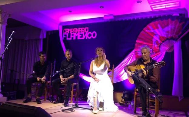 Esperanza Fernández durante su actuación en la noche flamenca de Campanario. 