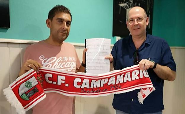 Andrés Ángel entregando las partituras al presidente del 'Campa'. 