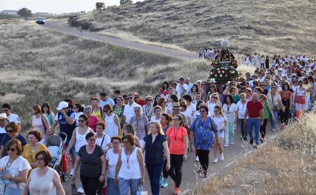 Multitudinario adiós a la Virgen de Piedraescrita