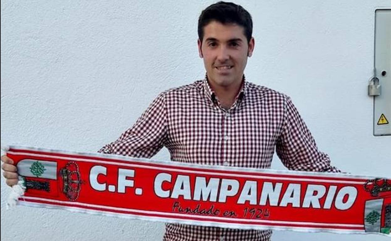Víctor Borrasca posa con la bufanda del CF Campanario. 
