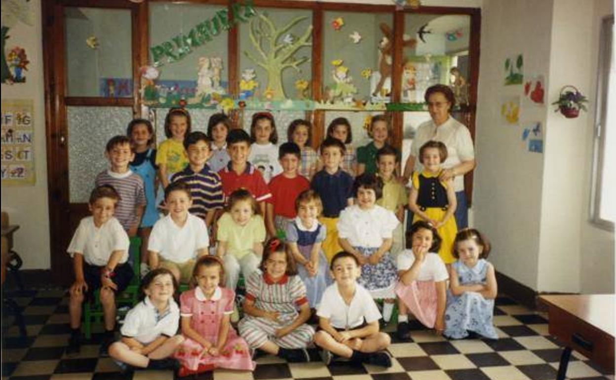 Sor Victoria, con uno de los grupos a los que impartió clases. 