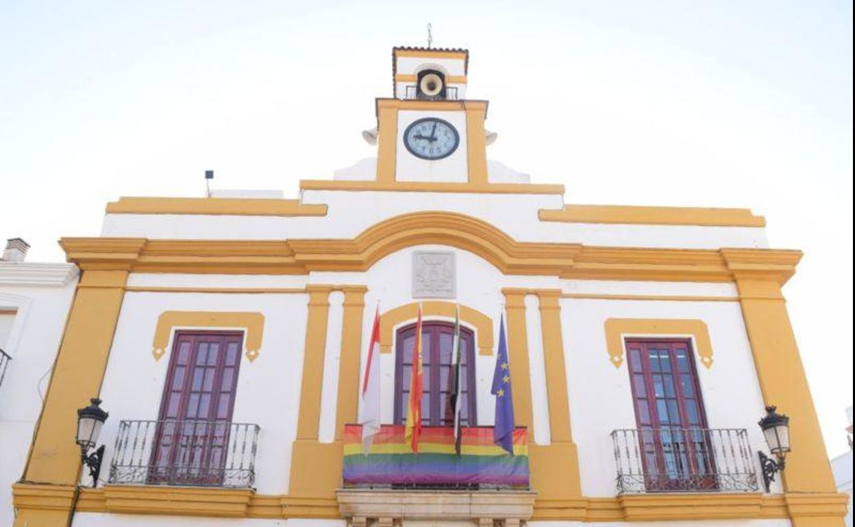 La bandera arcoiris en el balcón del Ayuntamiento de Campanario. 