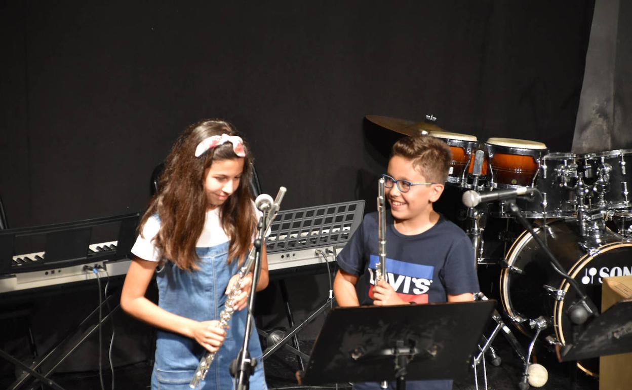 Alumnos durante el acto de clausura de la escuela de música. 