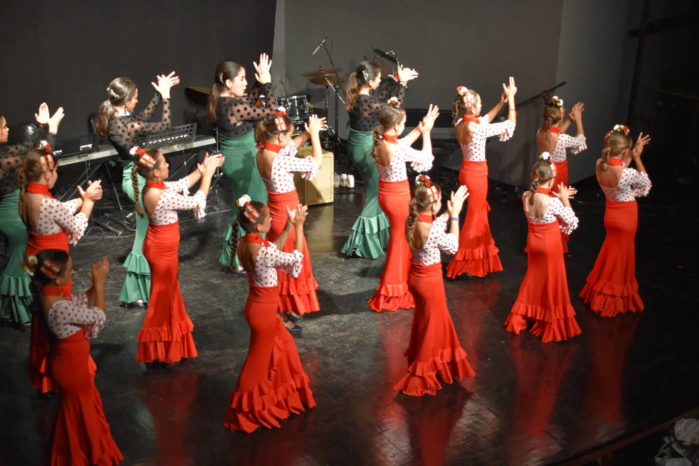 El cine Olimpia se abarrotó durante el acto de clausura del curso, en el que se matricularon 128 alumnos