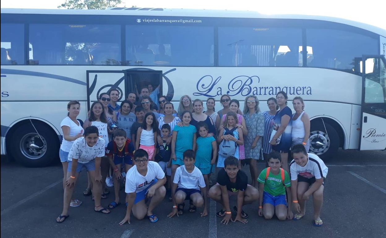 Alumnos con sus madres que fueron a la excursión. 
