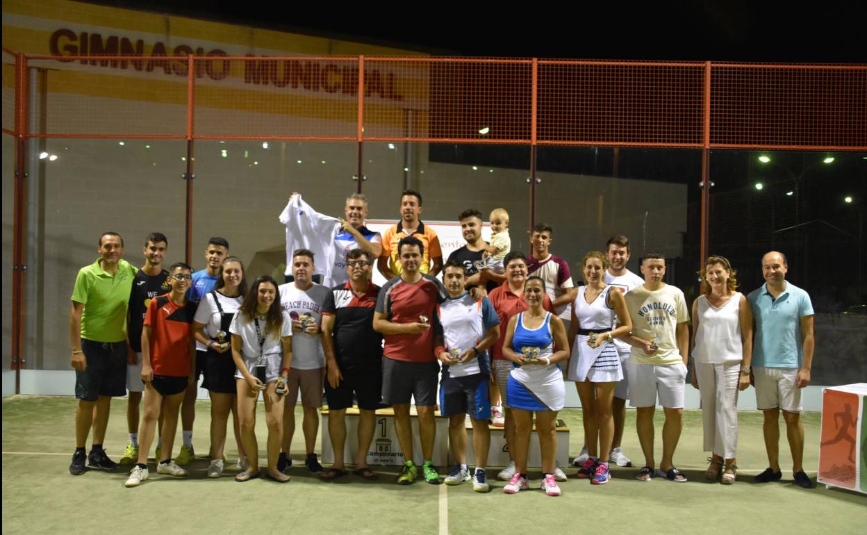 Grupo de participantes en el torneo de pádel.. 
