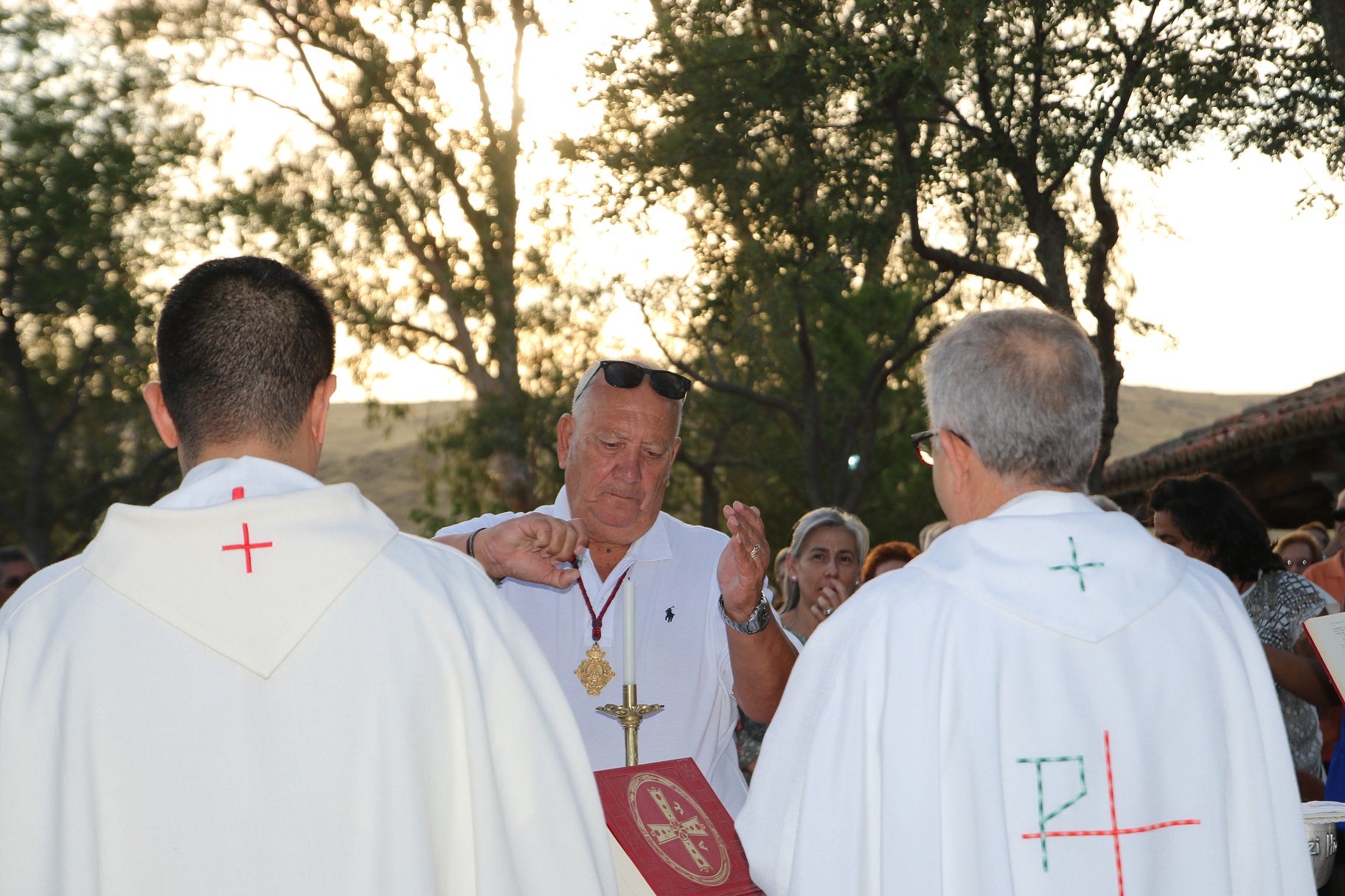 Cientos de vecinos asistieron a la Misa del Emigrante, celebrada en la ermita de la Virgen de Piedraescrita. Se trata de un homenaje que cada año se rinde a quienes un día tuvieron que marchar de Campanario, y que regresan a su tierra con motivo de las fiestas de agosto. La 'Barranquera' les dio su bendición en una jornada llena de emotividad.