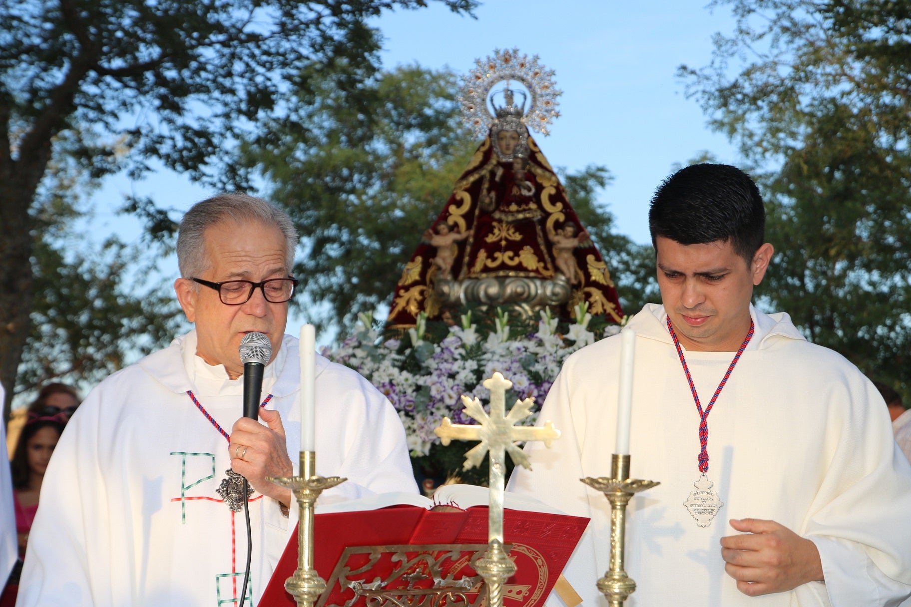 Cientos de vecinos asistieron a la Misa del Emigrante, celebrada en la ermita de la Virgen de Piedraescrita. Se trata de un homenaje que cada año se rinde a quienes un día tuvieron que marchar de Campanario, y que regresan a su tierra con motivo de las fiestas de agosto. La 'Barranquera' les dio su bendición en una jornada llena de emotividad.