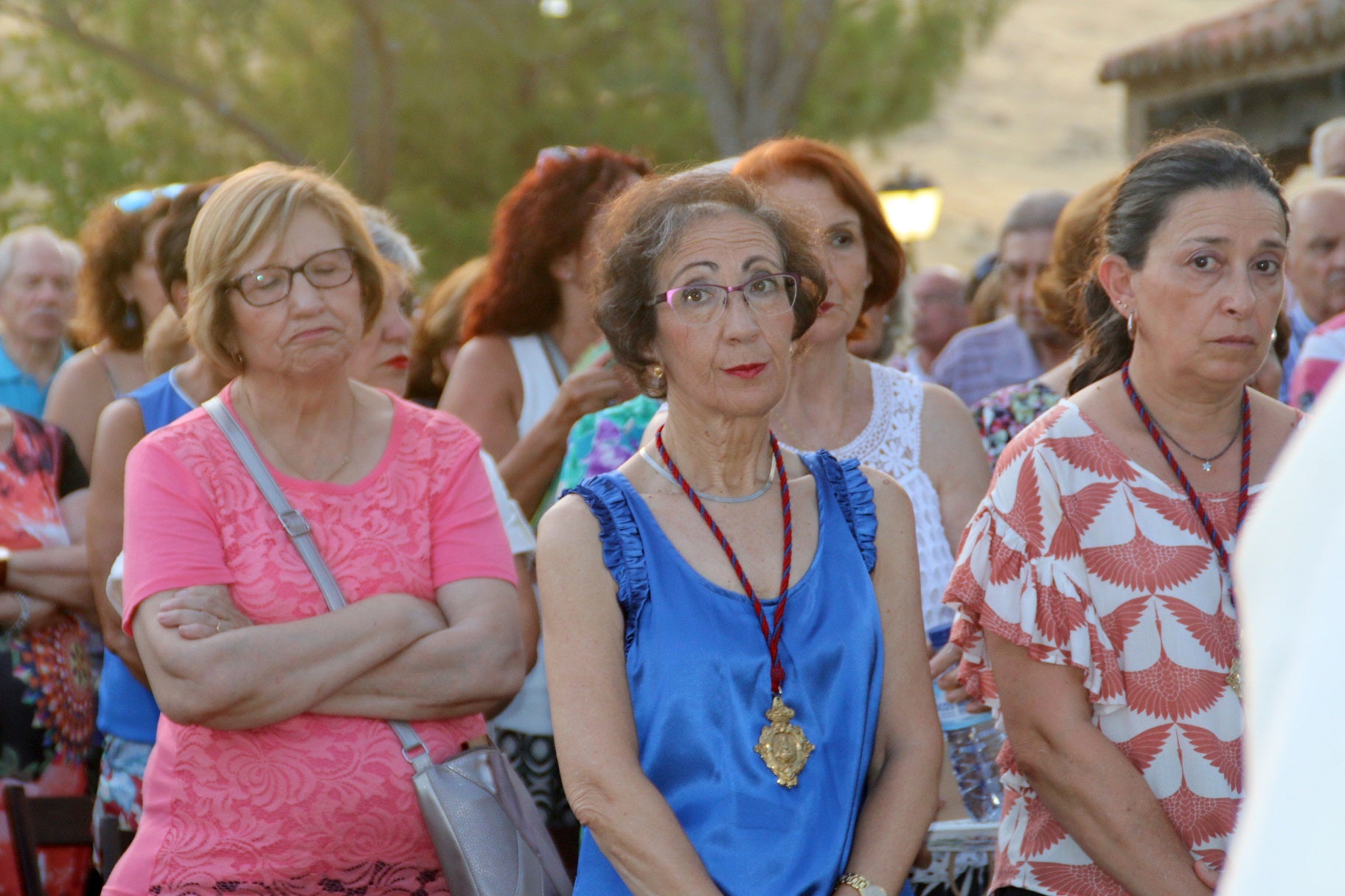 Cientos de vecinos asistieron a la Misa del Emigrante, celebrada en la ermita de la Virgen de Piedraescrita. Se trata de un homenaje que cada año se rinde a quienes un día tuvieron que marchar de Campanario, y que regresan a su tierra con motivo de las fiestas de agosto. La 'Barranquera' les dio su bendición en una jornada llena de emotividad.