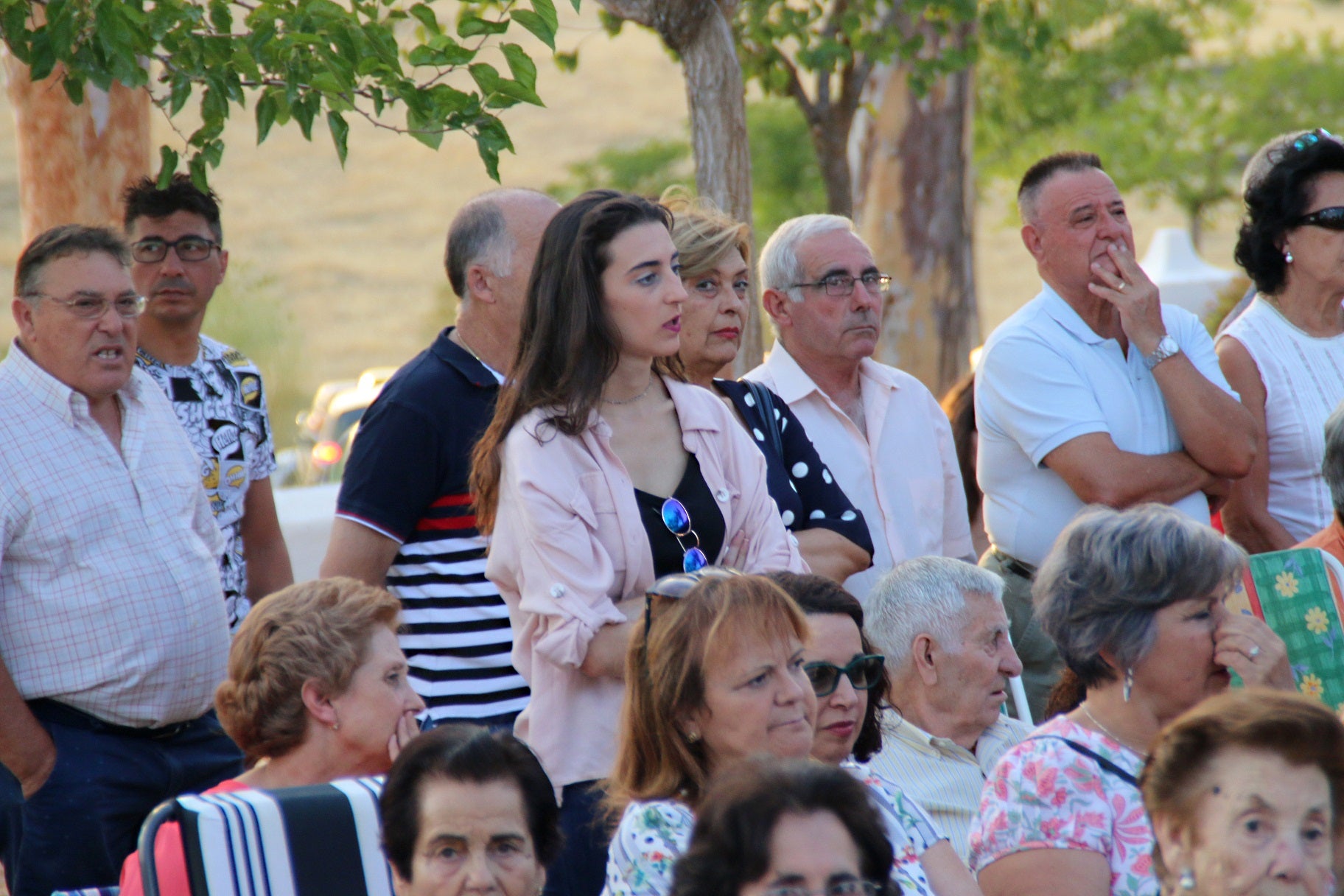 Cientos de vecinos asistieron a la Misa del Emigrante, celebrada en la ermita de la Virgen de Piedraescrita. Se trata de un homenaje que cada año se rinde a quienes un día tuvieron que marchar de Campanario, y que regresan a su tierra con motivo de las fiestas de agosto. La 'Barranquera' les dio su bendición en una jornada llena de emotividad.