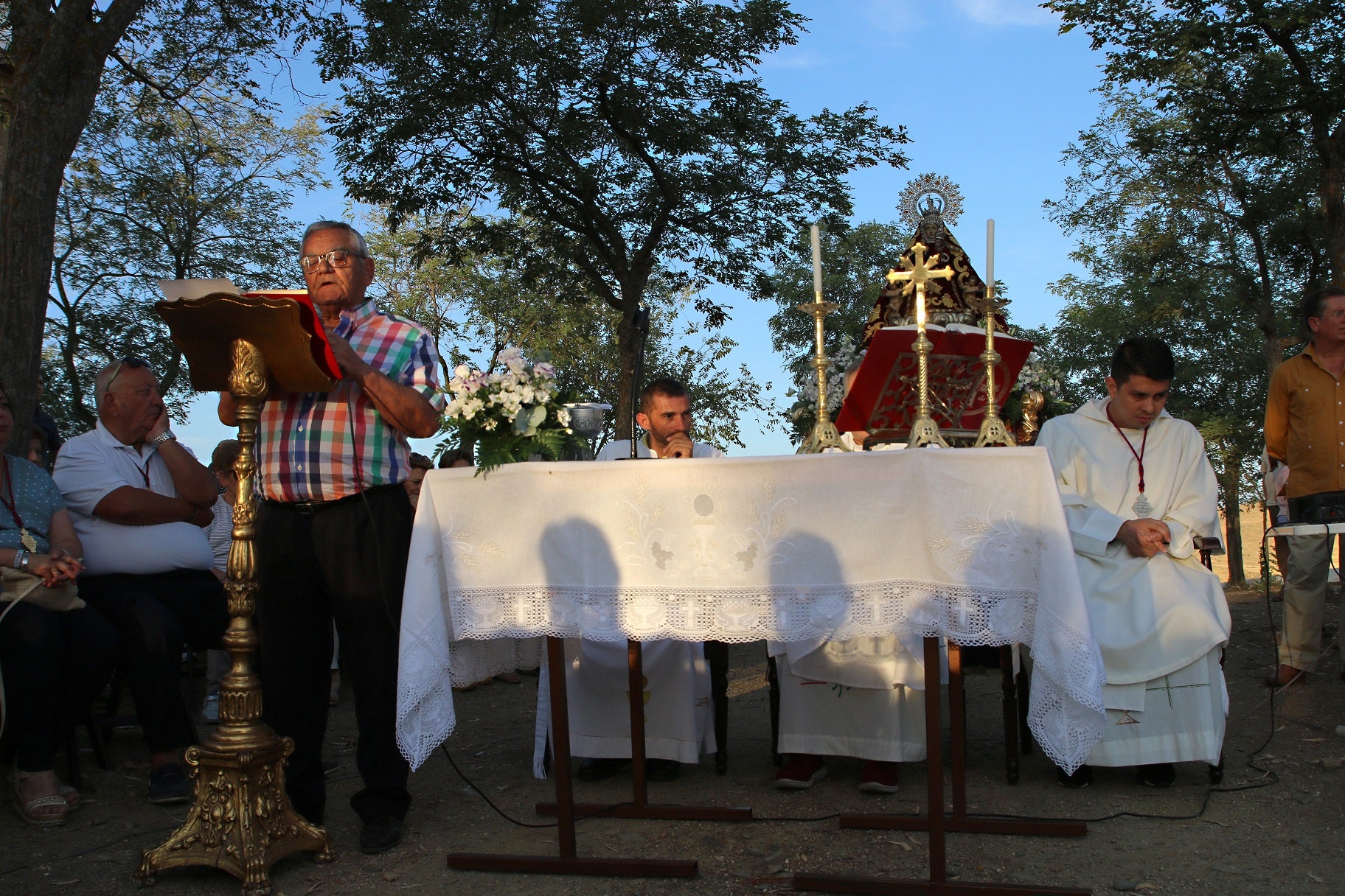 Cientos de vecinos asistieron a la Misa del Emigrante, celebrada en la ermita de la Virgen de Piedraescrita. Se trata de un homenaje que cada año se rinde a quienes un día tuvieron que marchar de Campanario, y que regresan a su tierra con motivo de las fiestas de agosto. La 'Barranquera' les dio su bendición en una jornada llena de emotividad.