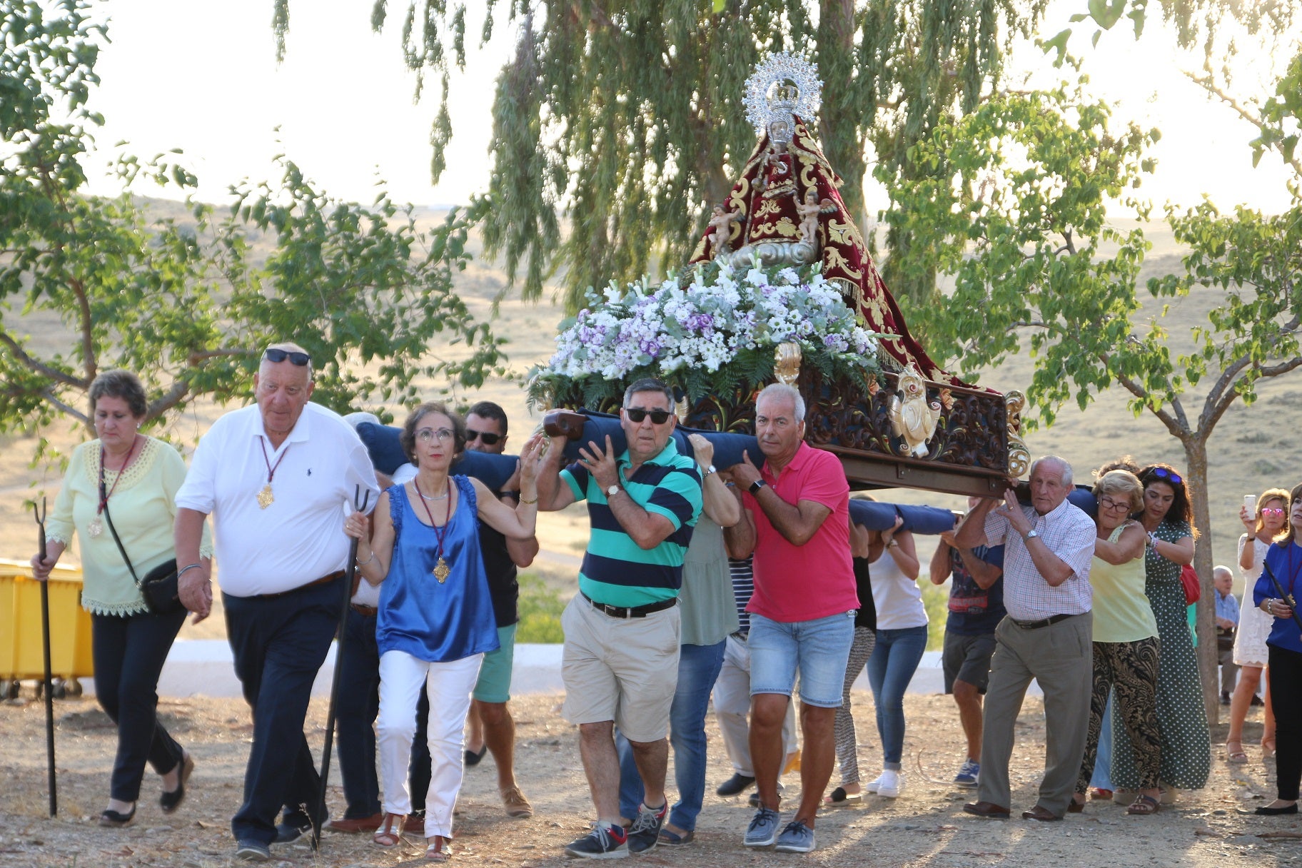 Cientos de vecinos asistieron a la Misa del Emigrante, celebrada en la ermita de la Virgen de Piedraescrita. Se trata de un homenaje que cada año se rinde a quienes un día tuvieron que marchar de Campanario, y que regresan a su tierra con motivo de las fiestas de agosto. La 'Barranquera' les dio su bendición en una jornada llena de emotividad.