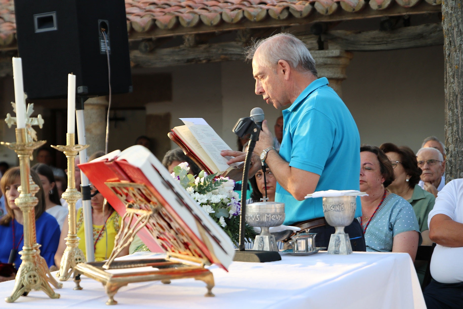 Cientos de vecinos asistieron a la Misa del Emigrante, celebrada en la ermita de la Virgen de Piedraescrita. Se trata de un homenaje que cada año se rinde a quienes un día tuvieron que marchar de Campanario, y que regresan a su tierra con motivo de las fiestas de agosto. La 'Barranquera' les dio su bendición en una jornada llena de emotividad.