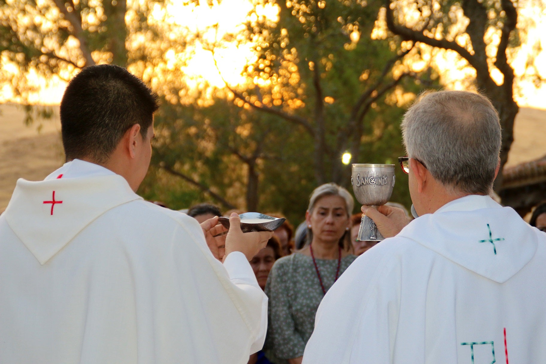 Cientos de vecinos asistieron a la Misa del Emigrante, celebrada en la ermita de la Virgen de Piedraescrita. Se trata de un homenaje que cada año se rinde a quienes un día tuvieron que marchar de Campanario, y que regresan a su tierra con motivo de las fiestas de agosto. La 'Barranquera' les dio su bendición en una jornada llena de emotividad.