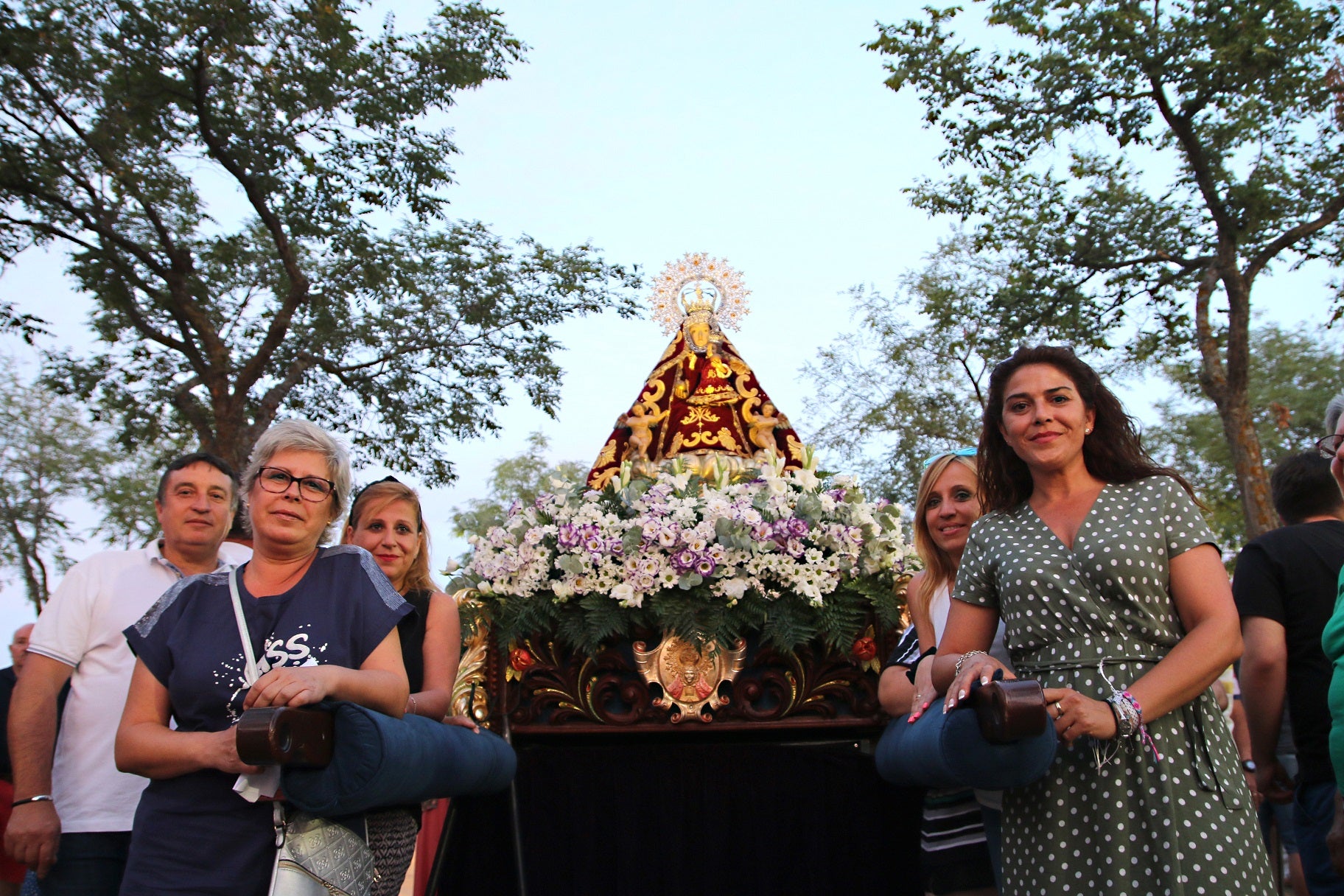Cientos de vecinos asistieron a la Misa del Emigrante, celebrada en la ermita de la Virgen de Piedraescrita. Se trata de un homenaje que cada año se rinde a quienes un día tuvieron que marchar de Campanario, y que regresan a su tierra con motivo de las fiestas de agosto. La 'Barranquera' les dio su bendición en una jornada llena de emotividad.