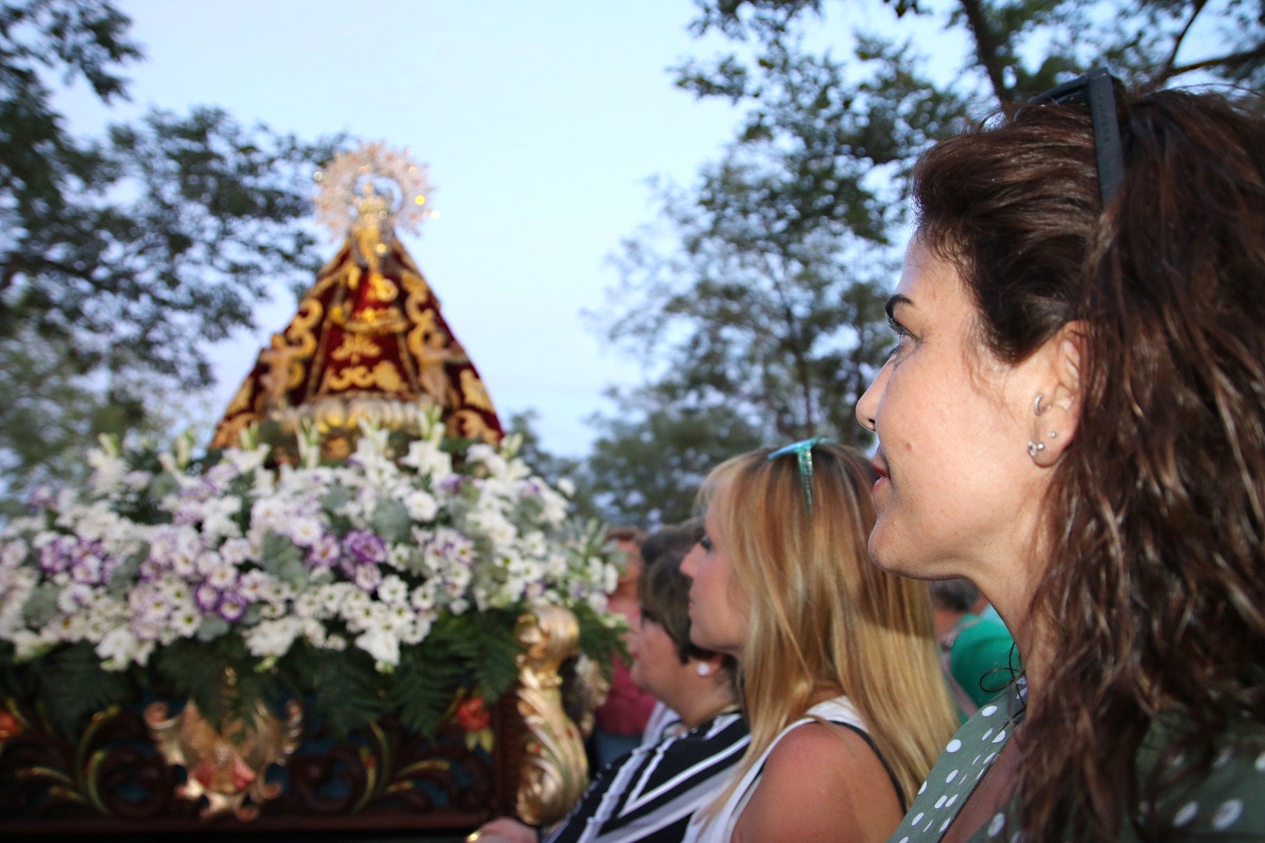 Cientos de vecinos asistieron a la Misa del Emigrante, celebrada en la ermita de la Virgen de Piedraescrita. Se trata de un homenaje que cada año se rinde a quienes un día tuvieron que marchar de Campanario, y que regresan a su tierra con motivo de las fiestas de agosto. La 'Barranquera' les dio su bendición en una jornada llena de emotividad.