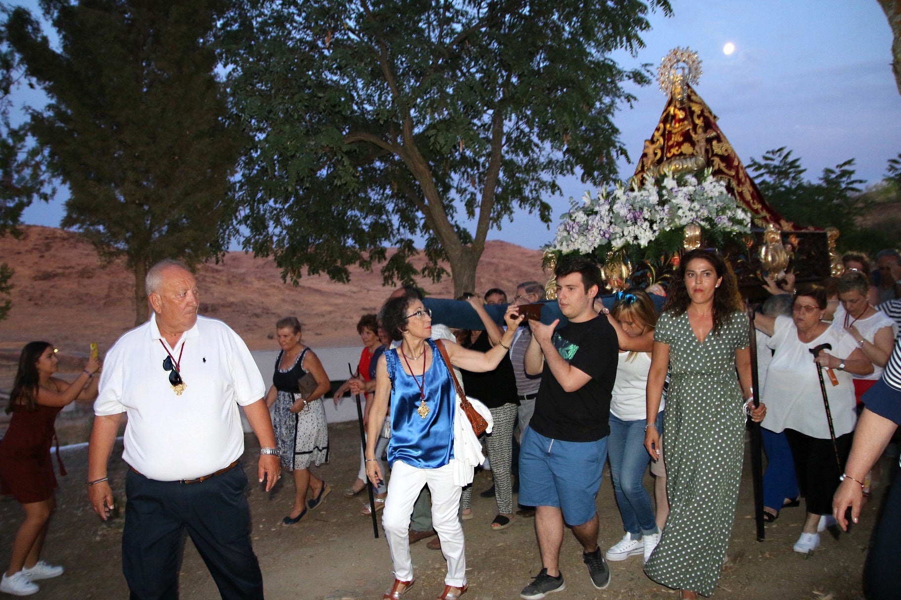 Cientos de vecinos asistieron a la Misa del Emigrante, celebrada en la ermita de la Virgen de Piedraescrita. Se trata de un homenaje que cada año se rinde a quienes un día tuvieron que marchar de Campanario, y que regresan a su tierra con motivo de las fiestas de agosto. La 'Barranquera' les dio su bendición en una jornada llena de emotividad.