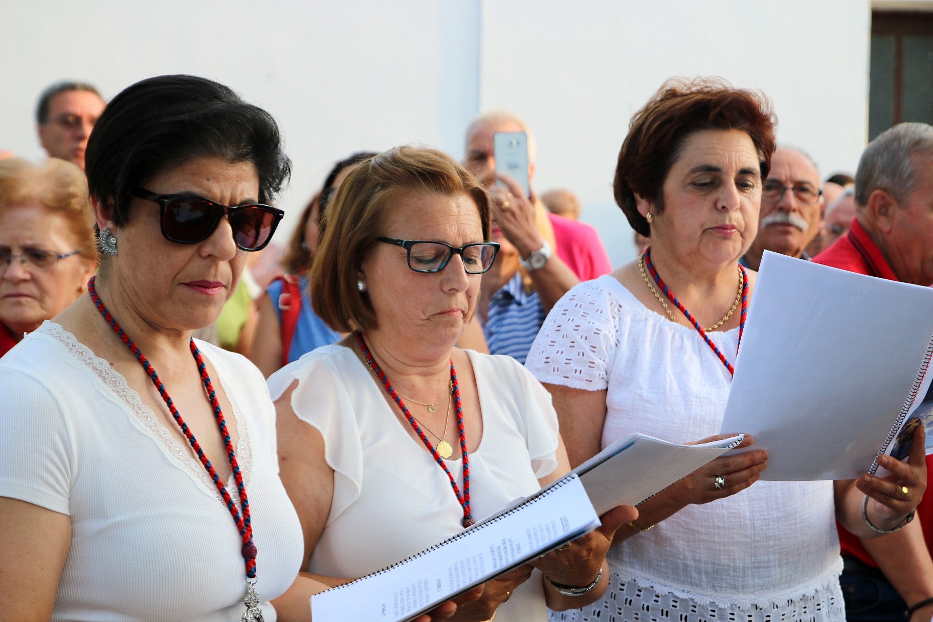 Cientos de vecinos asistieron a la Misa del Emigrante, celebrada en la ermita de la Virgen de Piedraescrita. Se trata de un homenaje que cada año se rinde a quienes un día tuvieron que marchar de Campanario, y que regresan a su tierra con motivo de las fiestas de agosto. La 'Barranquera' les dio su bendición en una jornada llena de emotividad.