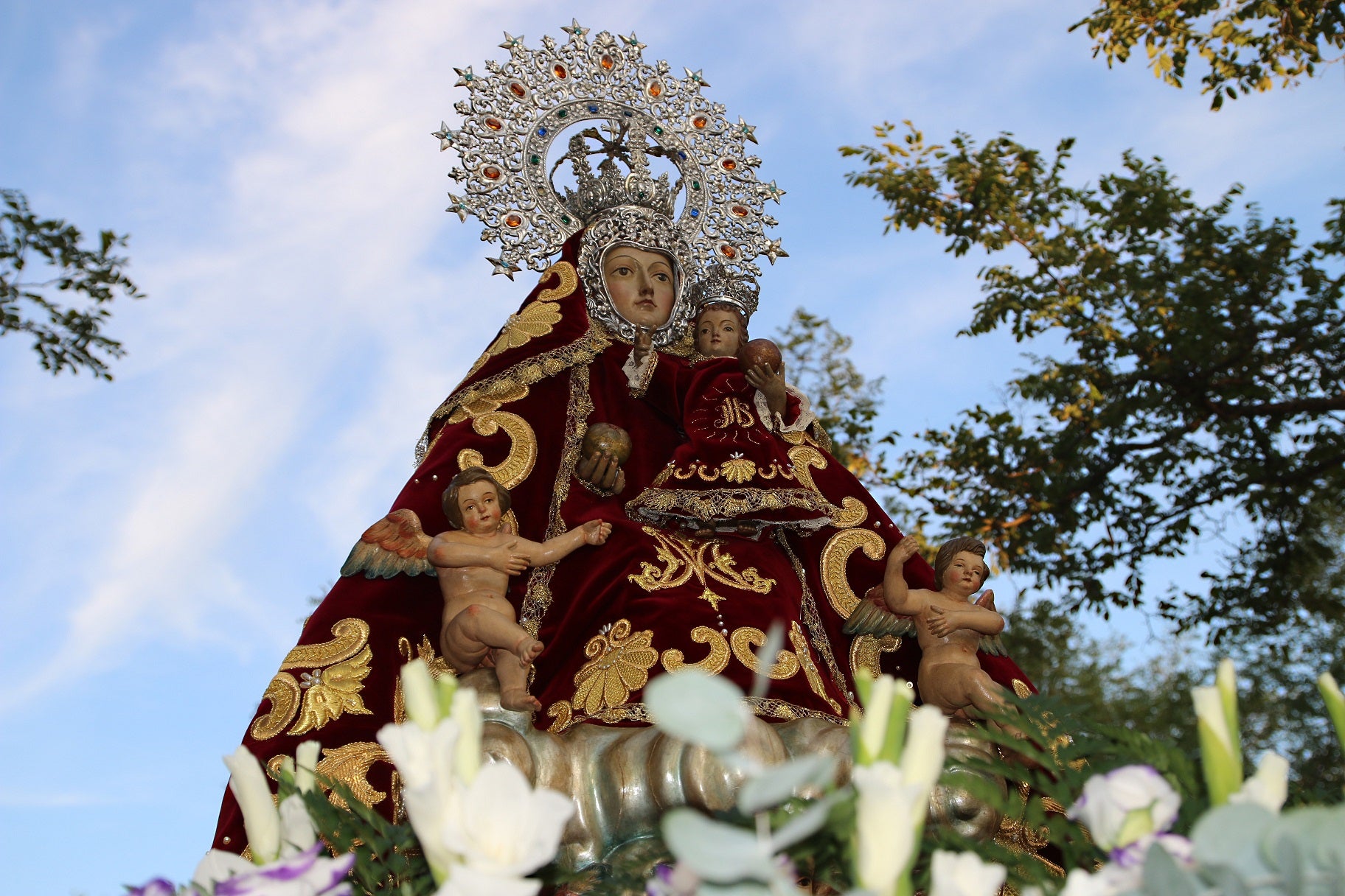 Cientos de vecinos asistieron a la Misa del Emigrante, celebrada en la ermita de la Virgen de Piedraescrita. Se trata de un homenaje que cada año se rinde a quienes un día tuvieron que marchar de Campanario, y que regresan a su tierra con motivo de las fiestas de agosto. La 'Barranquera' les dio su bendición en una jornada llena de emotividad.