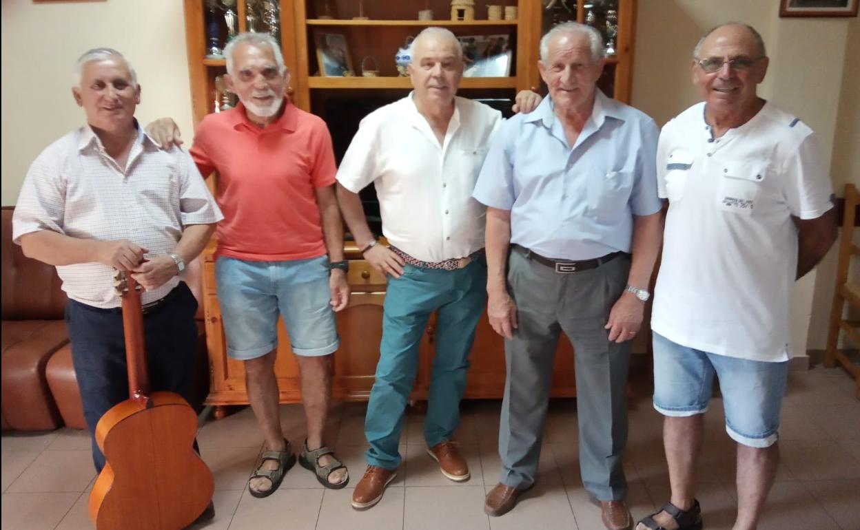 Voluntarios que han cantado a los mayores en Campanario. 